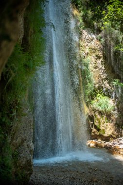 Şelalenin yüksek hızlı görüntüleri. İtalya, Campania 'daki W.W.F.Park' tan Senerchia Oasis. -