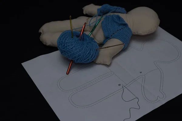 Κάνοντας Μια Κούκλα Ύφασμα Ντυμένος Μαλλί Χειροποίητα Crocheting Ακολουθήστε Πρότυπο — Φωτογραφία Αρχείου