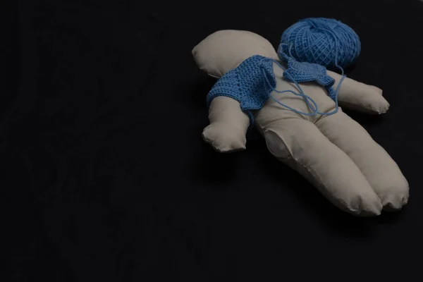 做一个布娃娃 用毛线做的衣服 用剪子剪纸模板 黑色背景 Nikon D750全景 羊毛毛衣蓝色 — 图库照片