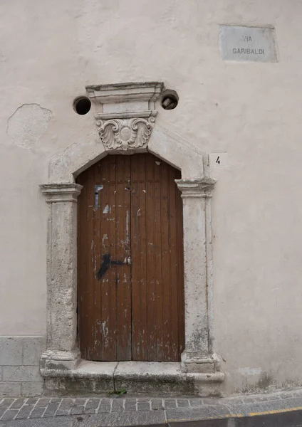 Monte Sant 'Angelo' da. Gargano 'nun düz beyazındaki evler, sokaklar ve merdivenler görünüyor..
