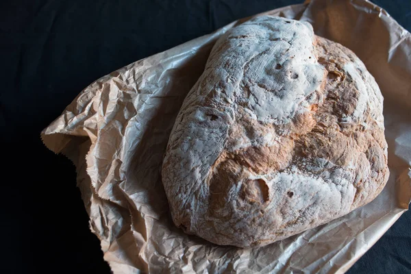 Pan Italiano Horneado Horno Leña Lleno Harina Todavía Caliente Primer — Foto de Stock