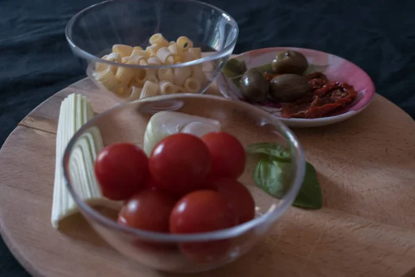 Ingredientes Para Salada Macarrão Tomate Cereja Outros Vegetais Crus — Fotografia de Stock