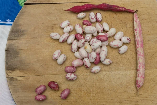 Feijão Borlotti Descascado Tábua Corte Madeira Branco Feijão Vermelho Manchado — Fotografia de Stock