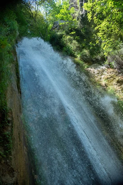Şelalenin yüksek hızlı görüntüleri. İtalya, Campania 'daki W.W.F.Park' tan Senerchia Oasis. -