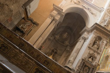 Katedral manzarası, sokaklar ve adak tapınakları. Sicilya yaşamının ayrıntıları.