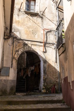 Contursi Terme, Salerno eyaletinde küçük bir kasaba. Sokakları, eski binaları, meydanları ve kapıları görüyorum. Antik kalenin altındaki sarmalayan merdivenler.