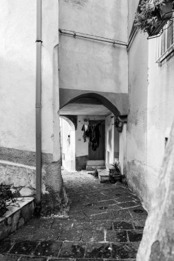 Contursi Terme, Salerno eyaletinde küçük bir kasaba. Sokakları, eski binaları, meydanları ve kapıları görüyorum. Antik kalenin altındaki sarmalayan merdivenler.