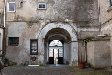 Contursi Terme, Salerno eyaletinde küçük bir kasaba. Sokakları, eski binaları, meydanları ve kapıları görüyorum. Antik kalenin altındaki sarmalayan merdivenler.