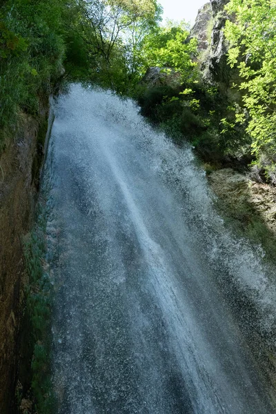 Şelalenin yüksek hızlı görüntüleri. İtalya, Campania 'daki W.W.F.Park' tan Senerchia Oasis. -
