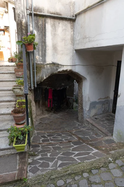 Contursi Terme, Salerno eyaletinde küçük bir kasaba. Sokakları, eski binaları, meydanları ve kapıları görüyorum. Antik kalenin altındaki sarmalayan merdivenler.