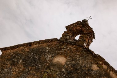 Sant 'Angelo a Fasanella (İtalya) - San Vito Şapeli. Taşlar ve kil ile inşa edilmiş köy şapeli. Basit ve düzenli şekiller. Hasarlı ahşap kapıyı kapatın. Kırsal mimari örneği..