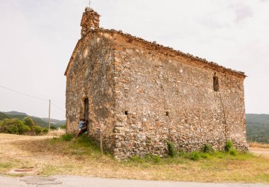 Sant 'Angelo a Fasanella (İtalya) - San Vito Şapeli. Taşlar ve kil ile inşa edilmiş köy şapeli. Basit ve düzenli şekiller. Hasarlı ahşap kapıyı kapatın. Kırsal mimari örneği..