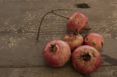 Olgun nar, kırmızı ahşap bir masaya,.