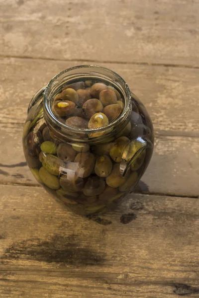 Olive in crusca, ricetta tradizionale italiana. Olive in vetro . — Foto Stock