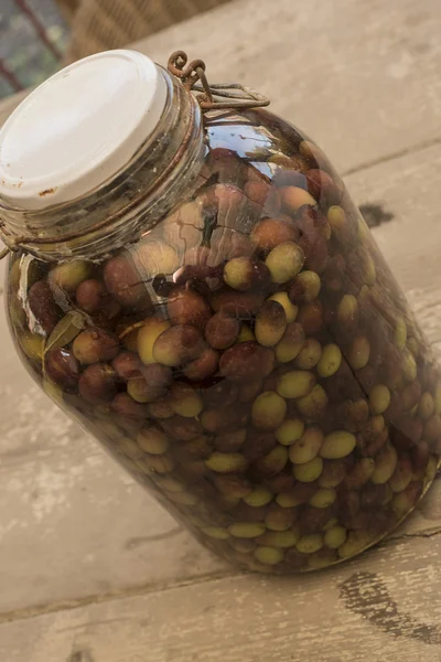 Olive v brin, italský tradiční recept. Olivy ve skle. — Stock fotografie