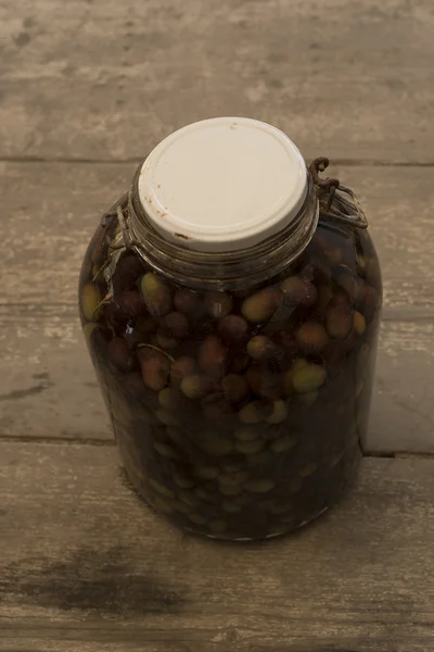 Aceituna en salmuera, receta tradicional italiana. Aceitunas en vidrio . — Foto de Stock