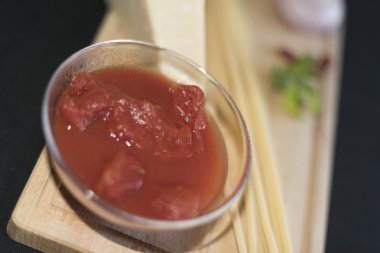 Bucatini (İtalyan makarna) sos ile. Variant ile soğan ve 