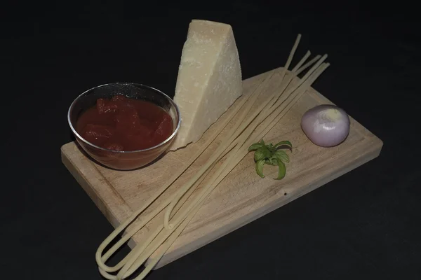 Bucatini (pasta italiana) con salsa. Variante con la cebolla y — Foto de Stock