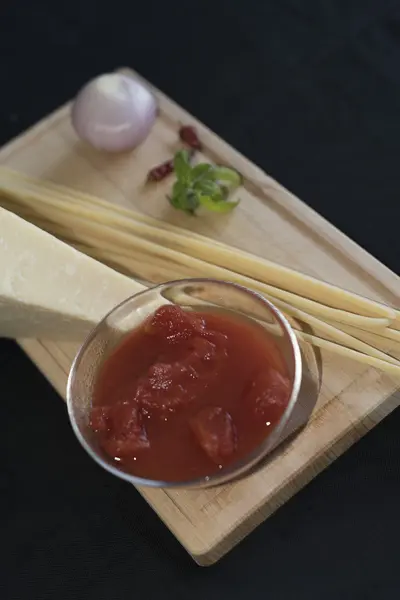 Bucatini (pasta italiana) con salsa. Variante con la cebolla y — Foto de Stock