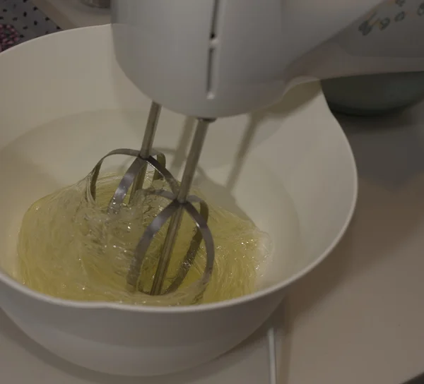 Şifon kek. pasta ve beyaz şarap. Malzemeler ve yordam. Sh