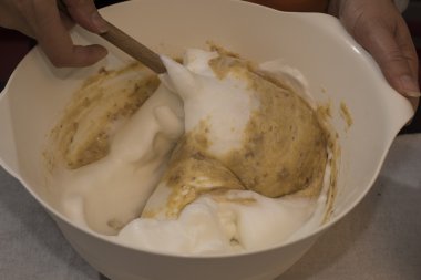 Şifon kek. pasta ve beyaz şarap. Malzemeler ve yordam. Sh