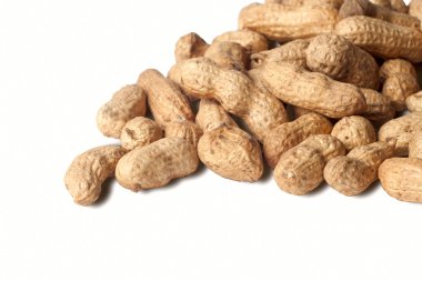 Beyaz arka plan üzerinde izole fıstık yığın