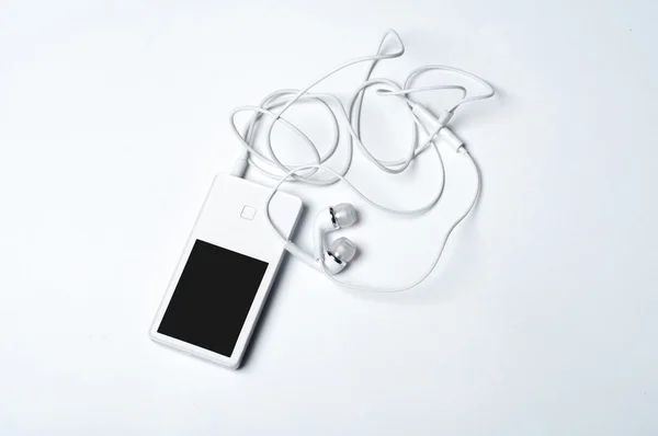 beyaz zemin üzerinde modern mp3 çalar. yakın çekim.