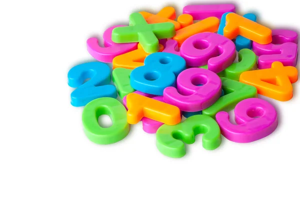 Buzdolabı üzerinde renkli manyetik rakamlar