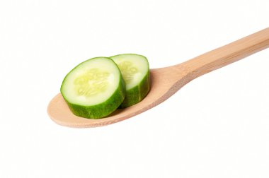 tahta kaşık salatalık dilimleri