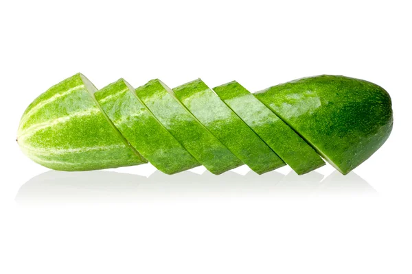 Beyaz arkaplanda izole edilmiş salatalık ve dilimler