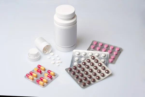 Asortyment tabletek na biały bakcground — Zdjęcie stockowe