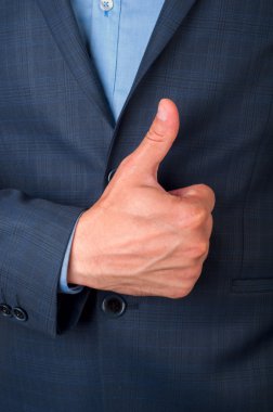 Takım elbiseli bir adam el el başparmak yukarı