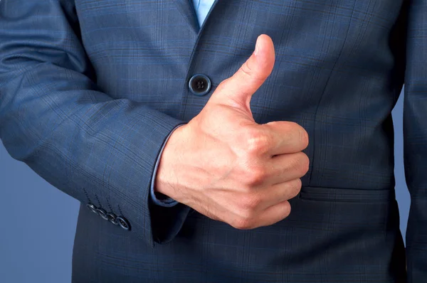 Ein Mann im Anzug gestikuliert mit den Daumen nach oben — Stockfoto