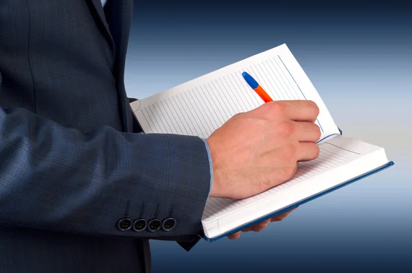 İşadamı notlar günlükte yazıyor.