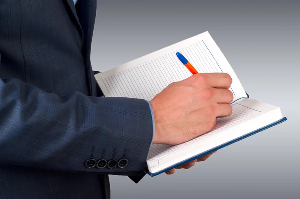 İşadamı notlar günlükte yazıyor.