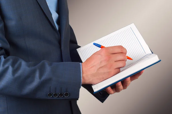 İşadamı notlar günlükte yazıyor.