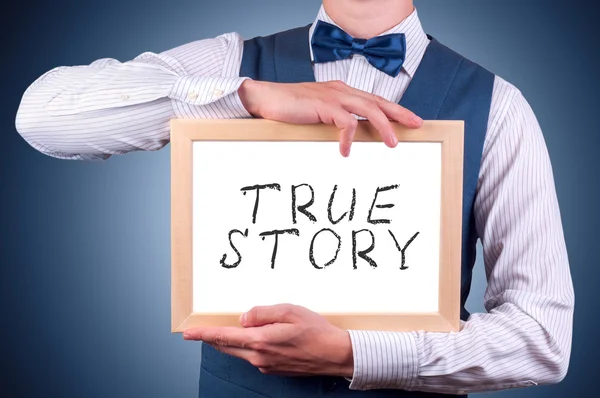 bir işaret onun elinde olan bir adam