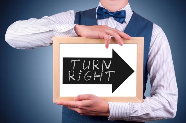 Ein Mann mit einem Schild in der Hand — Stockfoto