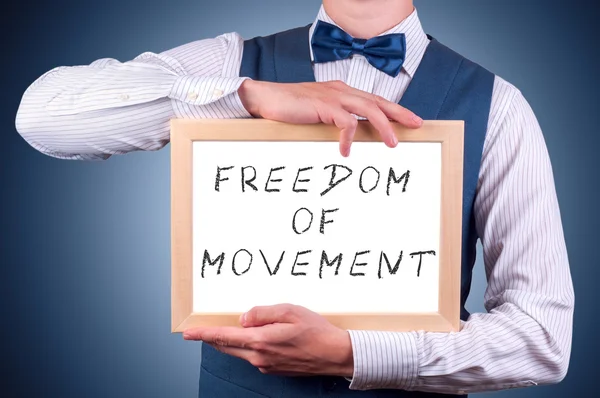 bir işaret onun elinde olan bir adam