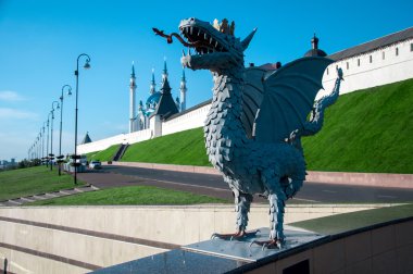 Metal heykel kanatlı yılan Zilant, Kazan resmi sembolü.