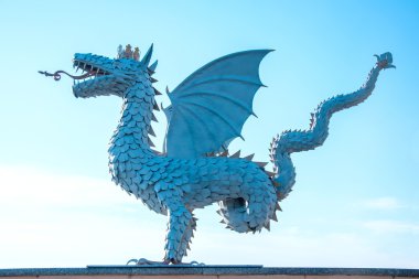 Metal heykel kanatlı yılan Zilant, Kazan resmi sembolü.