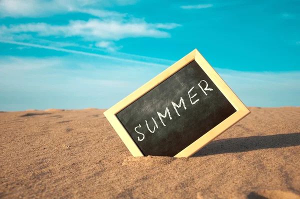 The chalkboard with a wooden frame and the word summer written in it — Stock Photo, Image