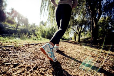 Runner's feet doğada koşu 