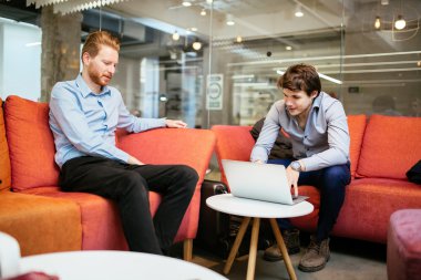 Bsuiness meslektaşları kanepede rahatlatıcı