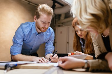 Bir proje üzerinde çalışıyor tasarımcıları grup
