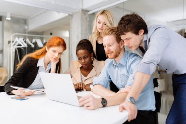 Beyin fırtınası yaratıcı iş adamları