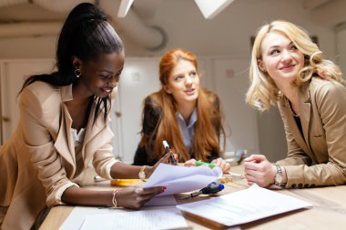 Bir proje üzerinde çalışıyor tasarımcıları grup