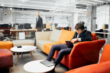 Tablet vasıl arıyor işadamı