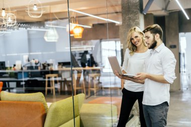 Yeni fikirleri tartışmak iş arkadaşları