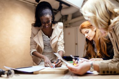 Projede çalışan yaratıcı kadınlar